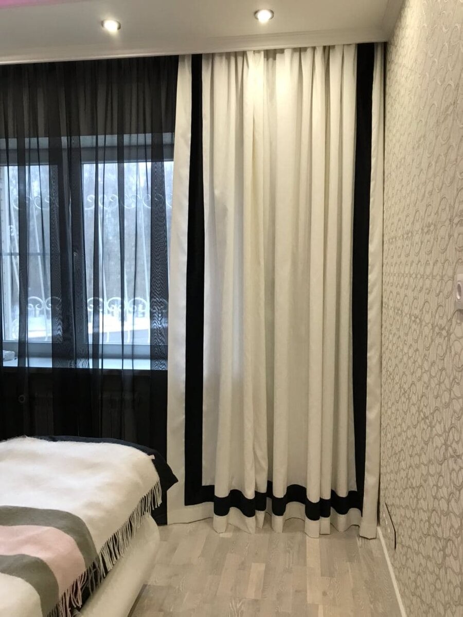 Интересное сочетание черного тюля и белой плотной шторы