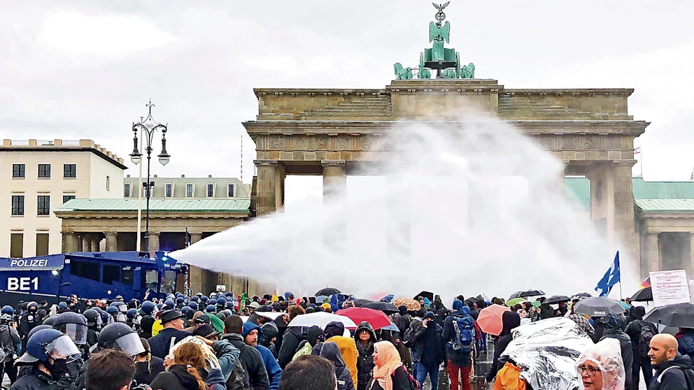 Водометы во время протеста в Берлине. Источник фото: Bild.de / dpa