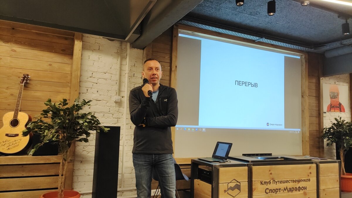 Самый главный в квизе - ведущий. Андрей придумал формат, организовал и вот уже 8 раз был тамадой на этом утреннике.