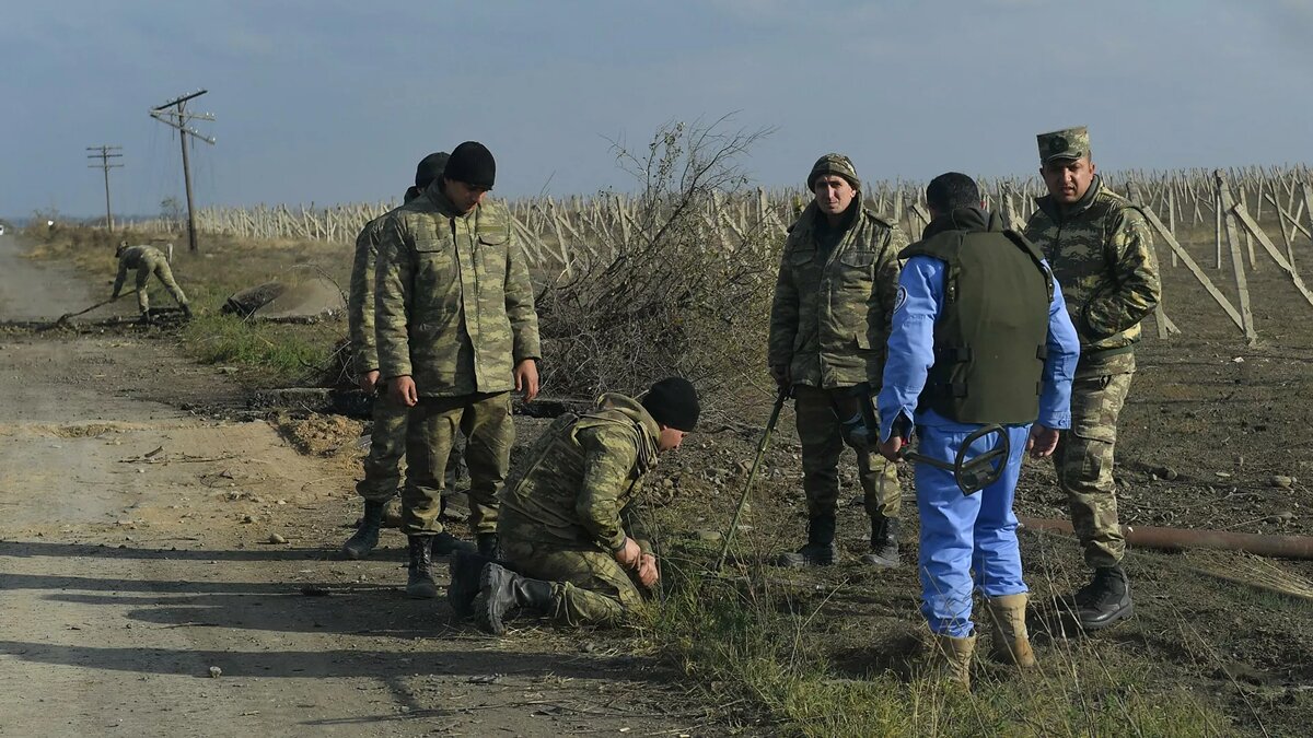 В Карабах отправились специалисты противоминного центра Минобороны05:03