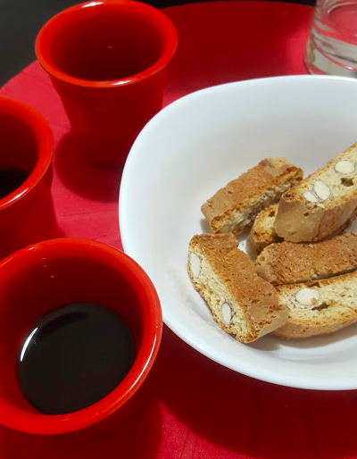 Амаро Лукано (Amaro Lucano) и вкусное печенье с миндалем из Тосканы (cantucci) - мое любимое лакомство после ужина.