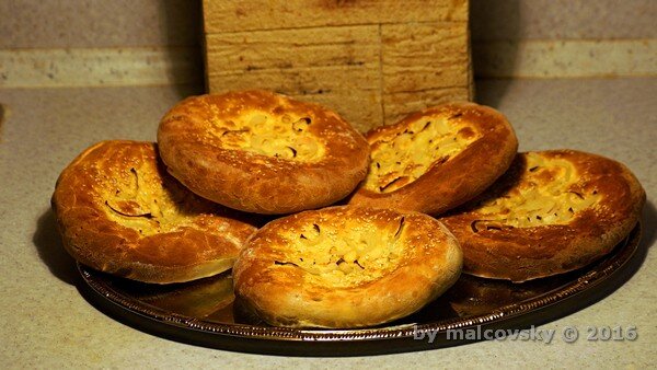 Узбекские лепёшки на молоке с кунжутом и луком