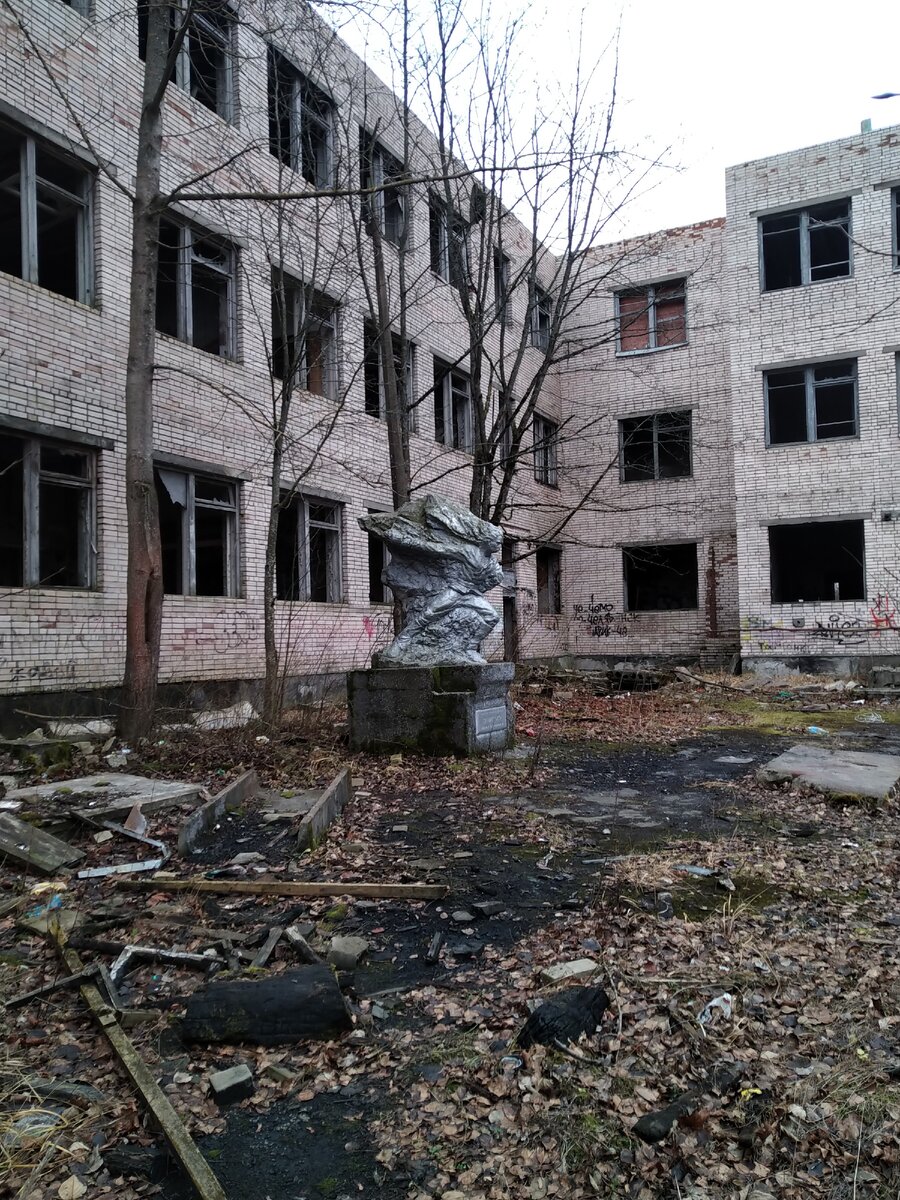 Вид со двора на здание 101го ВСО и памятник М.А. Паникахо 