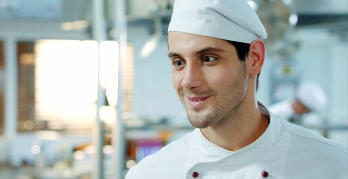 Марк Богатырёв в роли Максима Лаврова. Сериал Кухня.