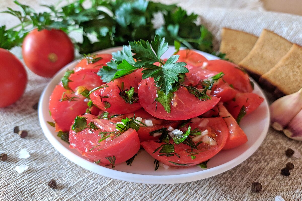 Помидоры с чесноком. Помидорная закуска. Закусочные помидоры. Пикантная закуска из помидор. Закуска из помидоров с чесноком и зеленью.