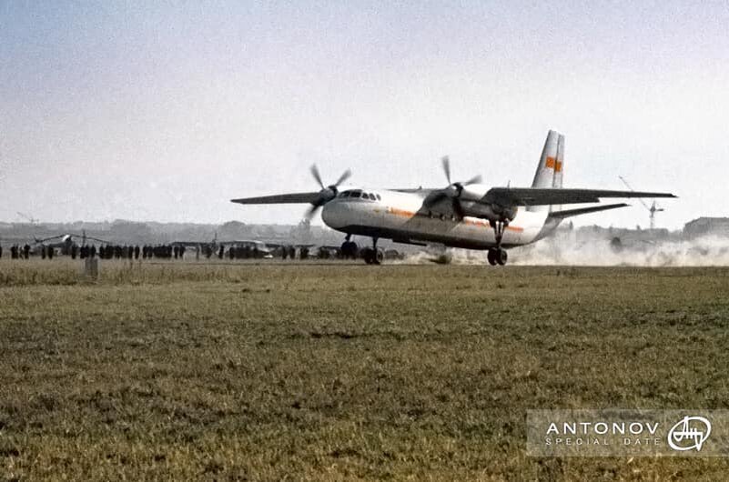 Ан-24 совершает посадку на грунтовую ВПП. Фото: архивы ГП «Антонов»