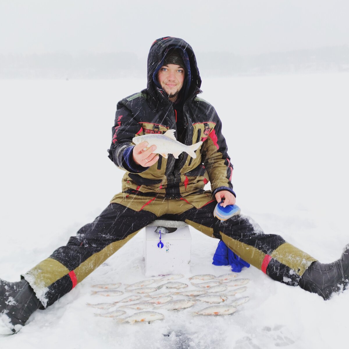Зимние рыбалка 20 20. Зимний Рыбак девушки. Девушка рыбалка зима. Зимняя рыбалка в Новосибирске. Алиса зимнюю рыбалку.