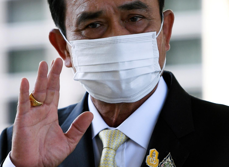  премьер-министр Таиланда Прают Чан-Оча машет рукой, присутствуя на церемонии подписания соглашения о закупке потенциальной вакцины Covid-19 AstraZeneca в правительственном доме на фоне распространения коронавирусной болезни (COVID-19) в Бангкоке, Таиланд, 27 ноября 2020 года.