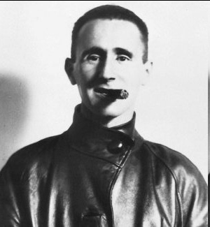 Мне нравится этот человек в хорошем пальто, который курит отменные сигары и любит головокружительно странные театральные представления