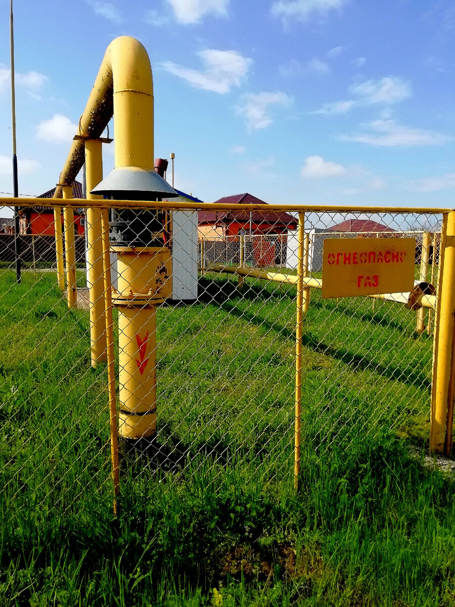 Газовая подстанция рядом с участком.