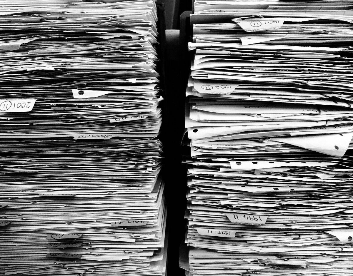 Если бы современные акции были не электронные, а бумажные - моя пачка была бы больше этой.