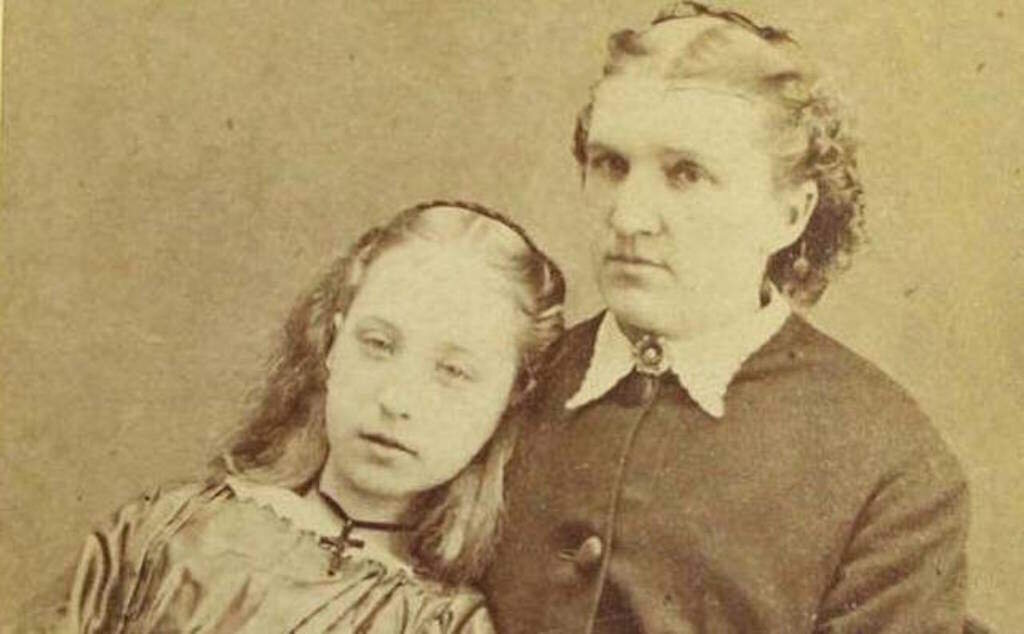 Мать позирует с мёртвой дочерью