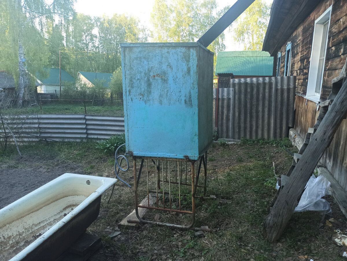 Подскажите как можно спасти огромный бак с водой-в одном месте проржавел Несколько микроскопических отверстий Спасибо