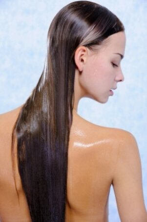 Back view of pretty young female with wet long hairs / www.freepik.com