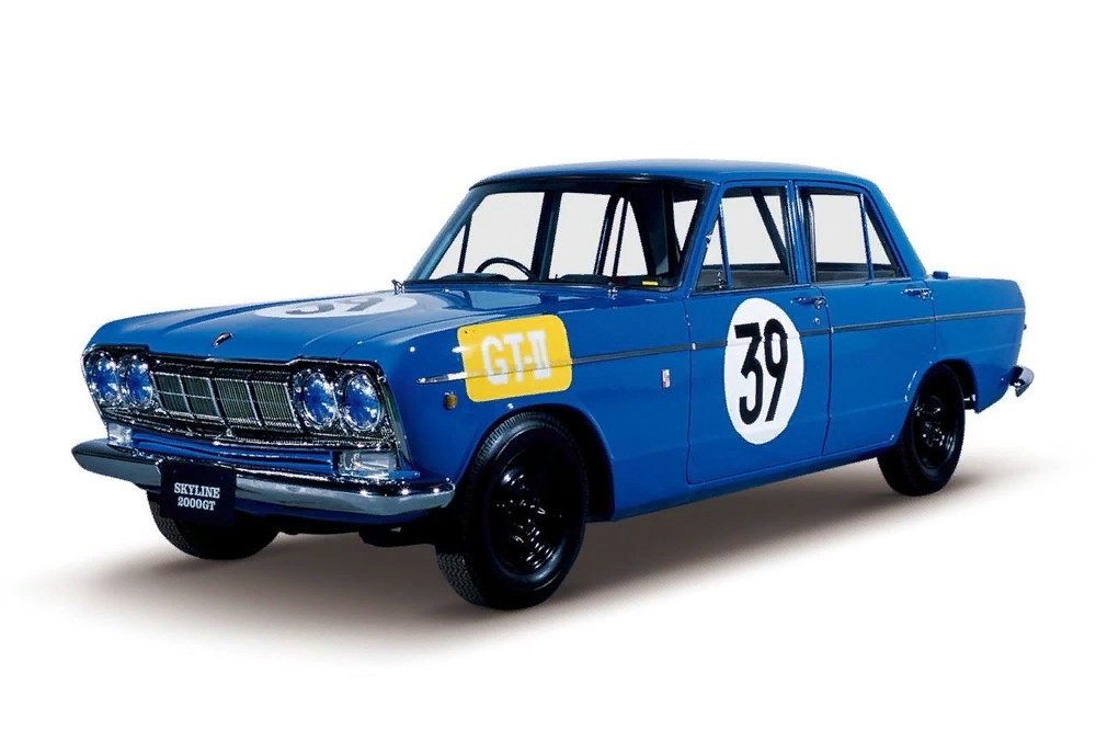 Любопытный момент: корни противостояния «Джитиэра» и спорткаров из Штутгарта уходят далеко в прошлое. Непосредственный предшественник модели Skyline GT-R — седан Skyline GT-B (Gran Turismo Berlinetta) — в своей первой же гонке пришел вторым, уступив только чисто гоночному купе Porsche 904 
Читать полностью: https://www.drom.ru/info/misc/nissan-gt-r-31292.html
Drom.ru — всероссийский автомобильный портал