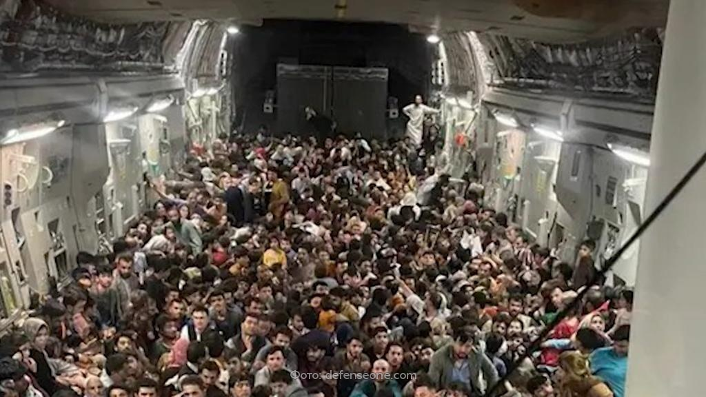 Афганистан беженцы на самолете. Афганистан бегство на самолете. Кабул Афганистан самолет. Американцы сбежали