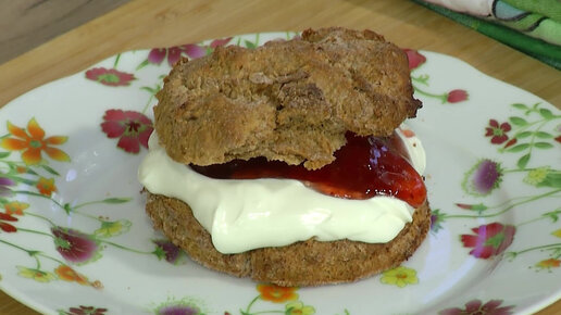 Сконы из цельнозерновой муки со сметаной и клубничным джемом