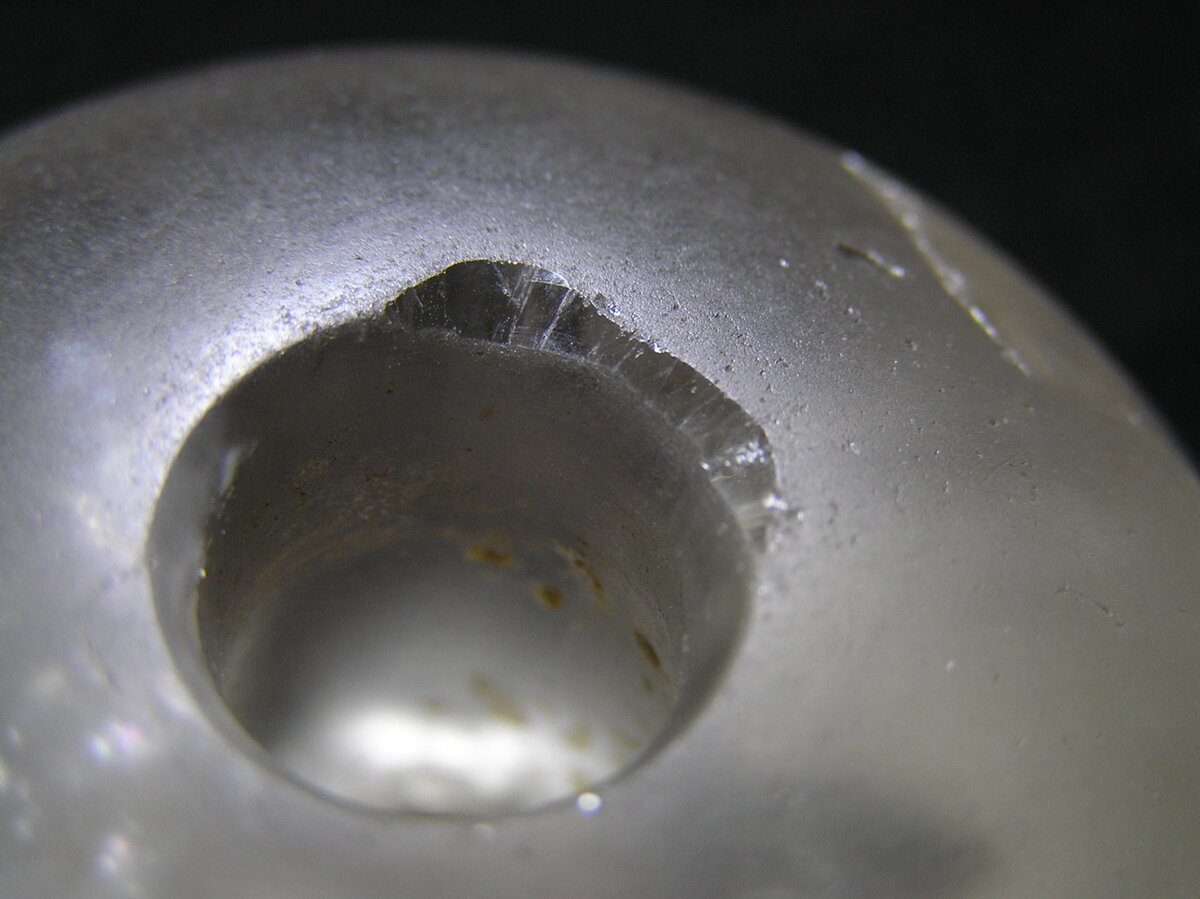 Небольшой скол у основания булавы - следы ручной обработки.  Фото: архив Виноградова Н. Б.