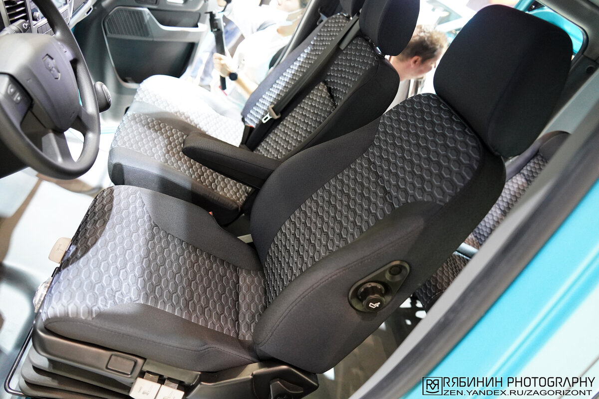 Комфортное водительское кресло с хорошей боковой поддержкой