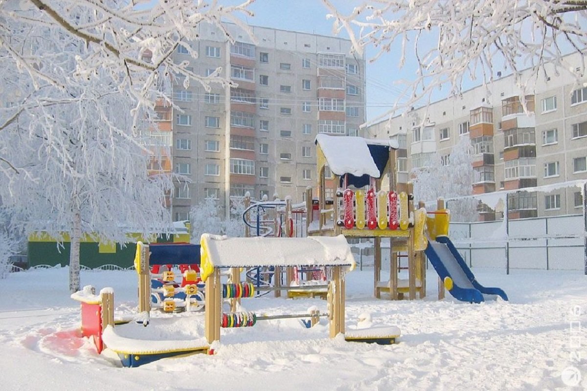 В Челябинске чистят снег и сваливают его на детские площадки