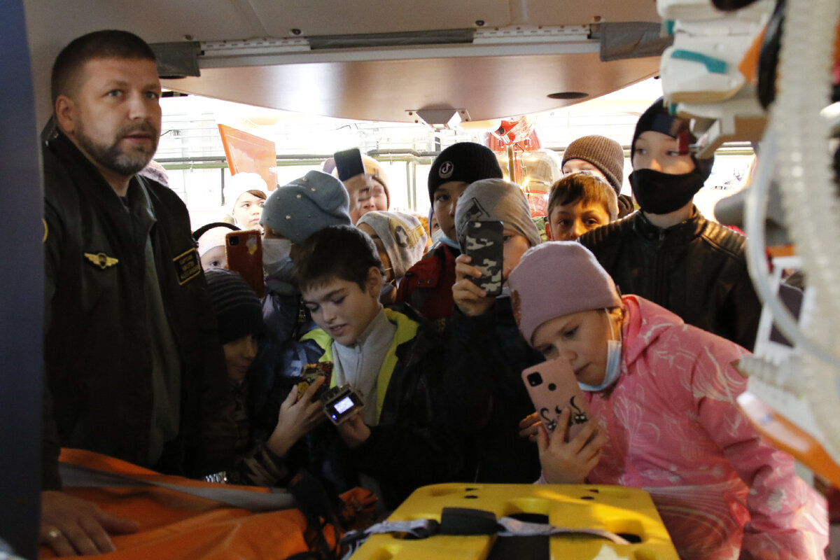 Ребята изучают кабину пилотов. (https://mosavia.mos.ru/presscenter/news/detail/10265793.html)