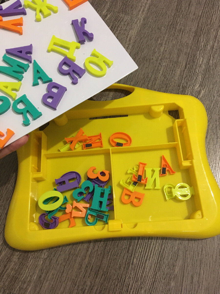 Внутри имеется отсек для букв, что очень удобно , сразу после игры сложить буквы на место чтобы они не потерялись