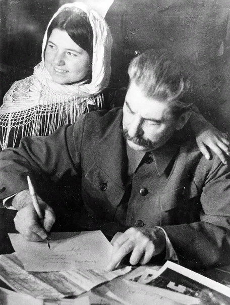 Мамлакат Акбердыевна Нахангова (1924- 2003), кандидат филологических наук, доцент Душанбинского пединститута. https://sun9-43.userapi.com/impg/c857328/v857328759/1d9559/kqqWHQ0bZAY.jpg?size=456x604&quality=96&sign=b37409c3280a5b7ddca5a4f7640141dc&type=album