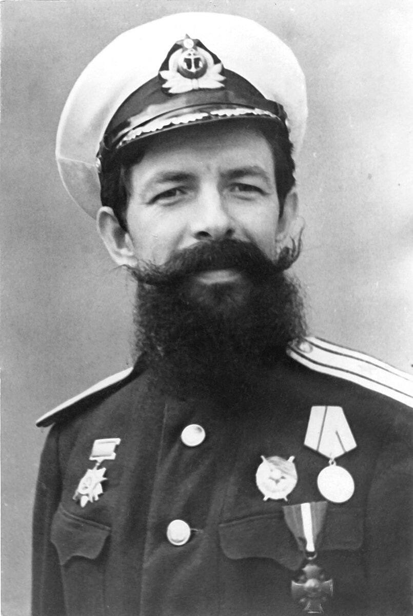 Обратите внимание на награду в форме креста