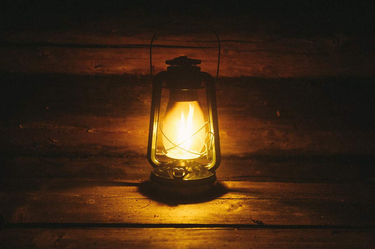 Керосиновая лампа в темноте