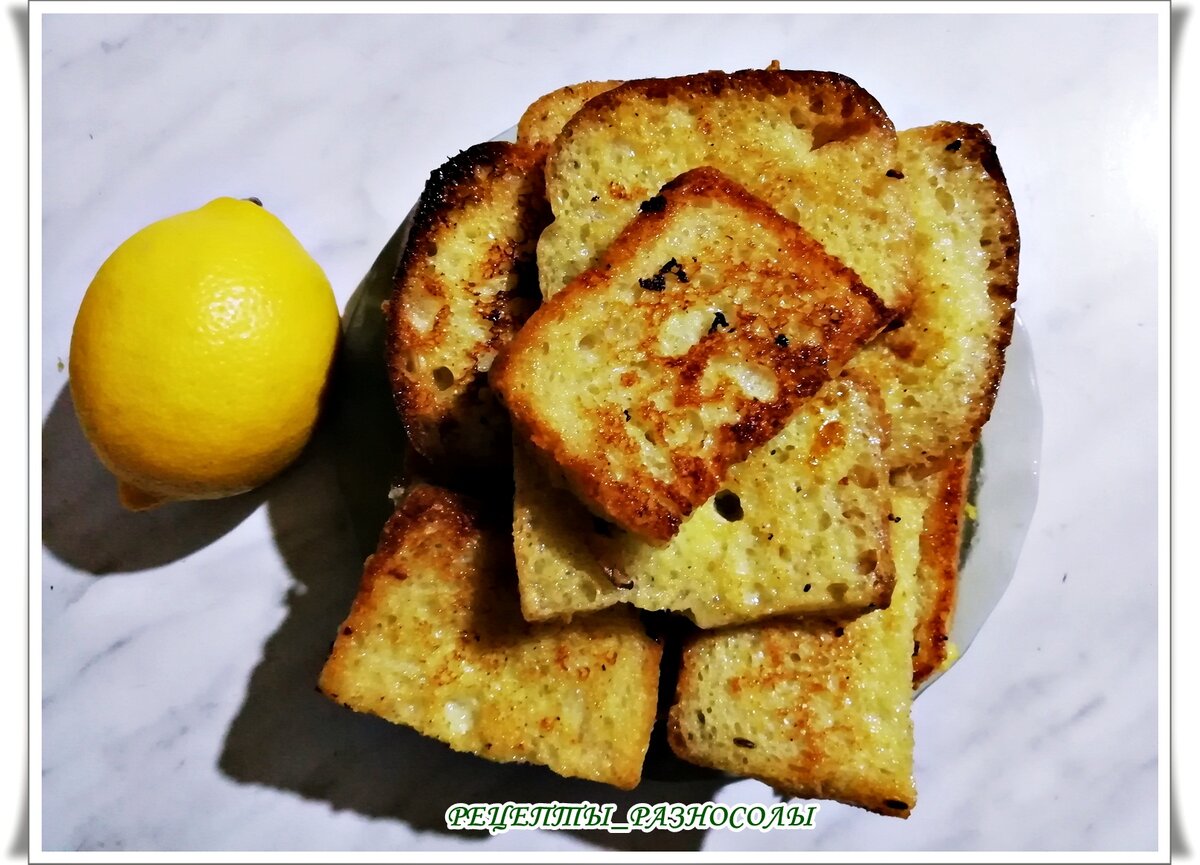 Соленые гренки с яйцом и молоком из батона на сковороде