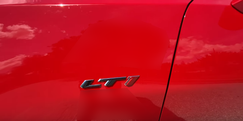 Маркировка названия комплектации LT1 на левом крыле.