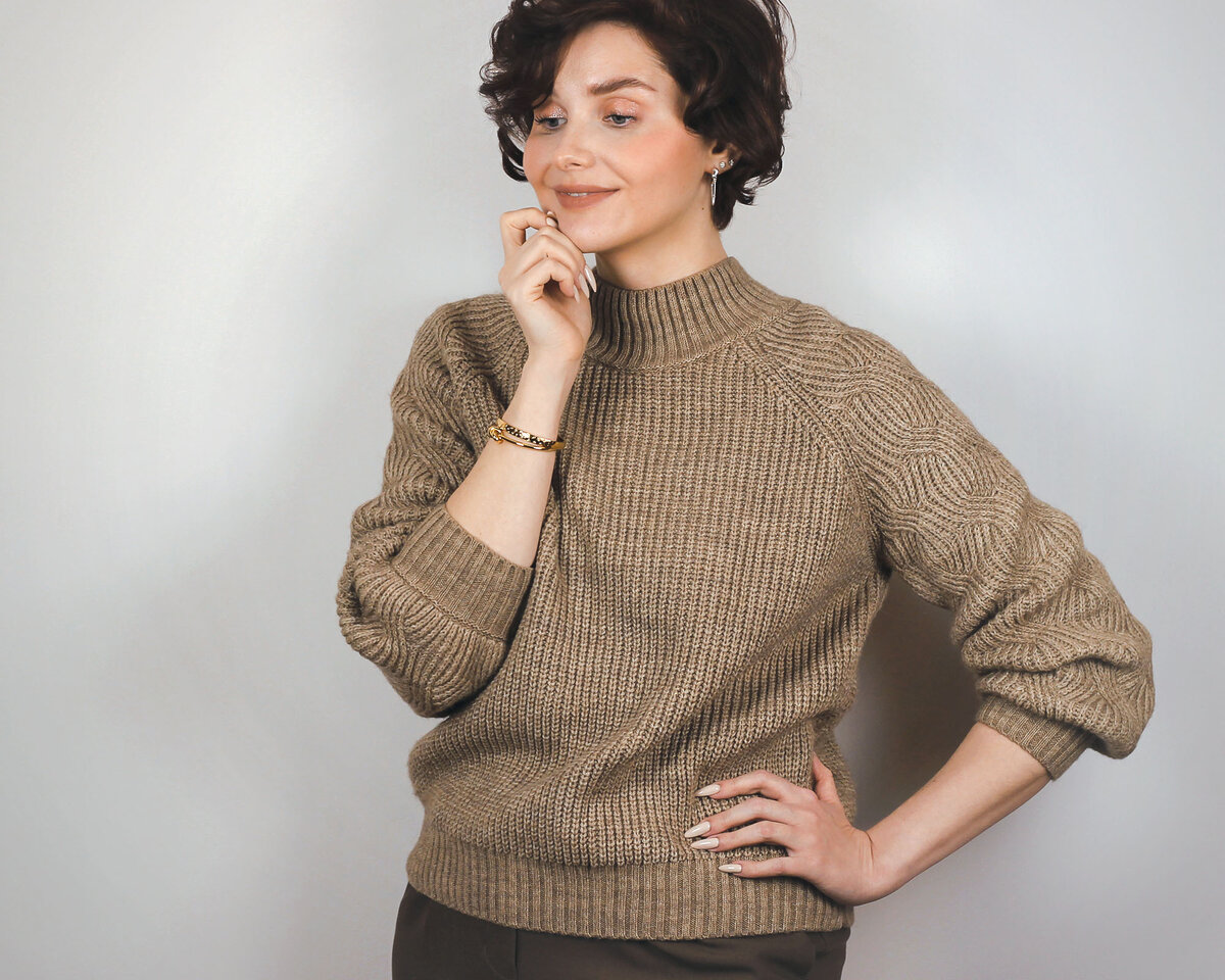 На мне свитер с артикулом 35802245, размер 42-46. Листайте галерею, чтобы увидеть другие модели этого бренда.