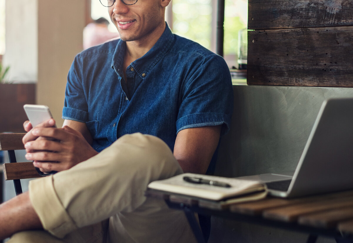 Мужчина со смартфоном.