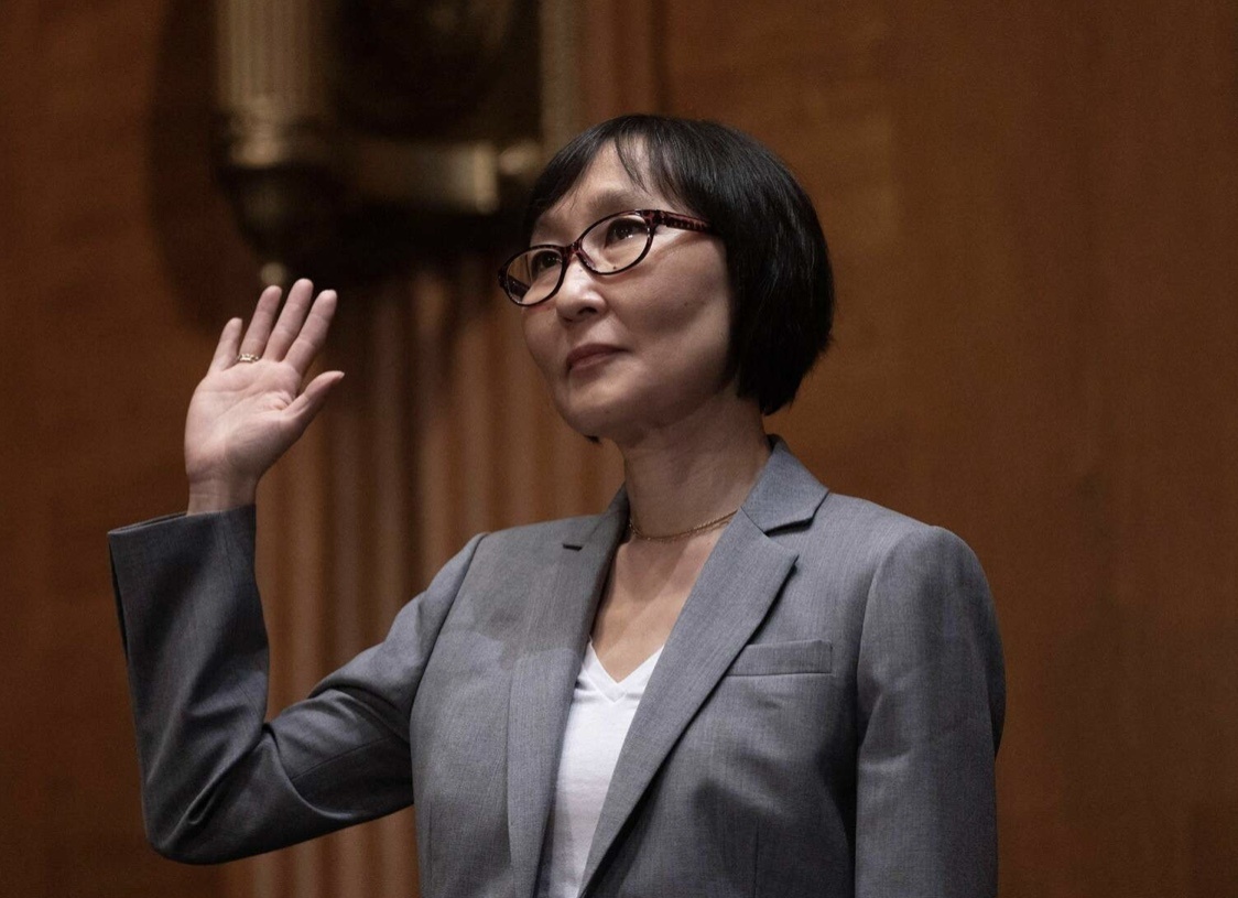 Сауле Омарова -американский учёный, профессор банковского права Корнельского университета, специалист в области регулирования финансовых институтов, банковском праве, международных и корпоративных финансах.Родилась в 1966 году в городе Уральске (Западно-Казахстанская область, Казахская ССР). В 1991 году по программе студенческого обмена между МГУ (где получила Ленинскую стипендию) и Висконсинским университетом в Мадисоне приехала в США и осталась там после распада СССР. В сентябре 2021 года выдвинута президентом Джо Байденом на должность главы Управления финансового контроля США.