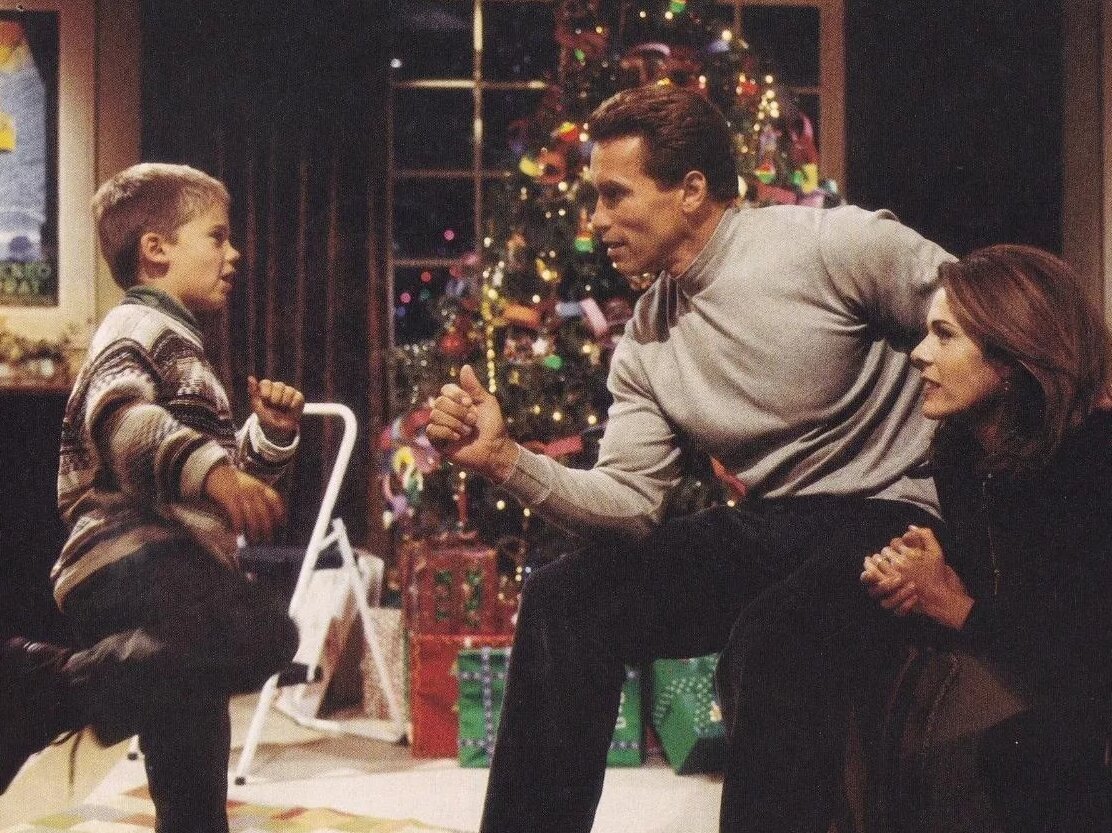 В фильмографии юного актера был еще один яркий фильм со звездой первой величины - Арнольдом Шварценеггером.  Милая новогодняя комедия "Подарок на Рождество" 1996г 