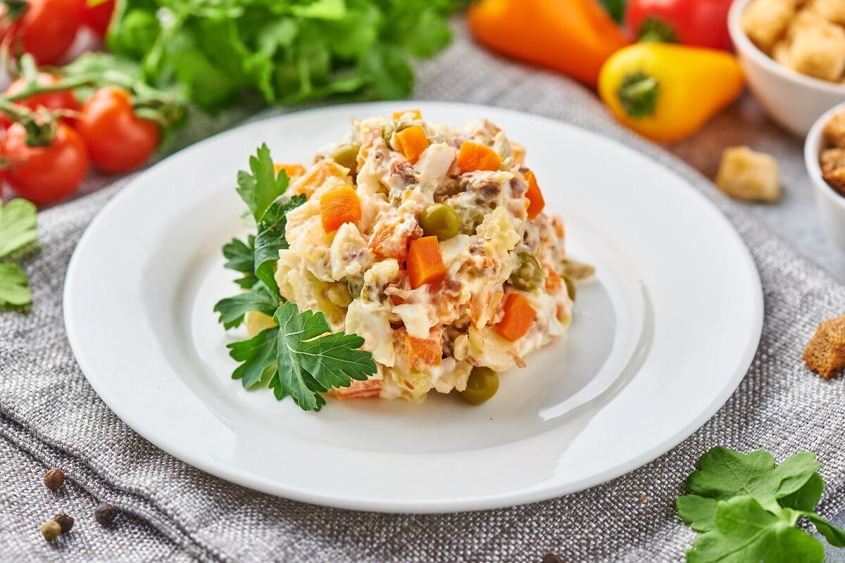 Салат гнездо глухаря с курицей. Salat цезарь. Рецепты салатов без яиц и курицы. Рецепты салатов без яиц и курицы. Салат аля цезарь.