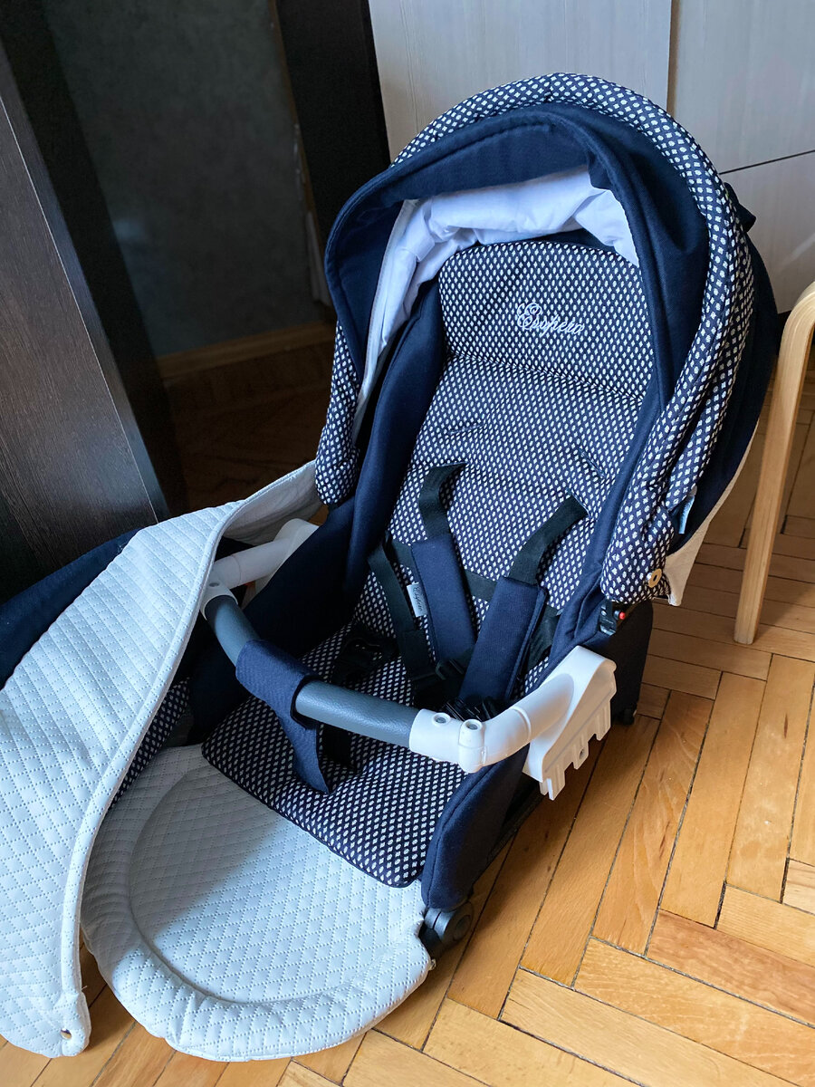 Прогулочный блок легко устанавливается на шасси как и лицом к маме, так и по ходу движения коляски.