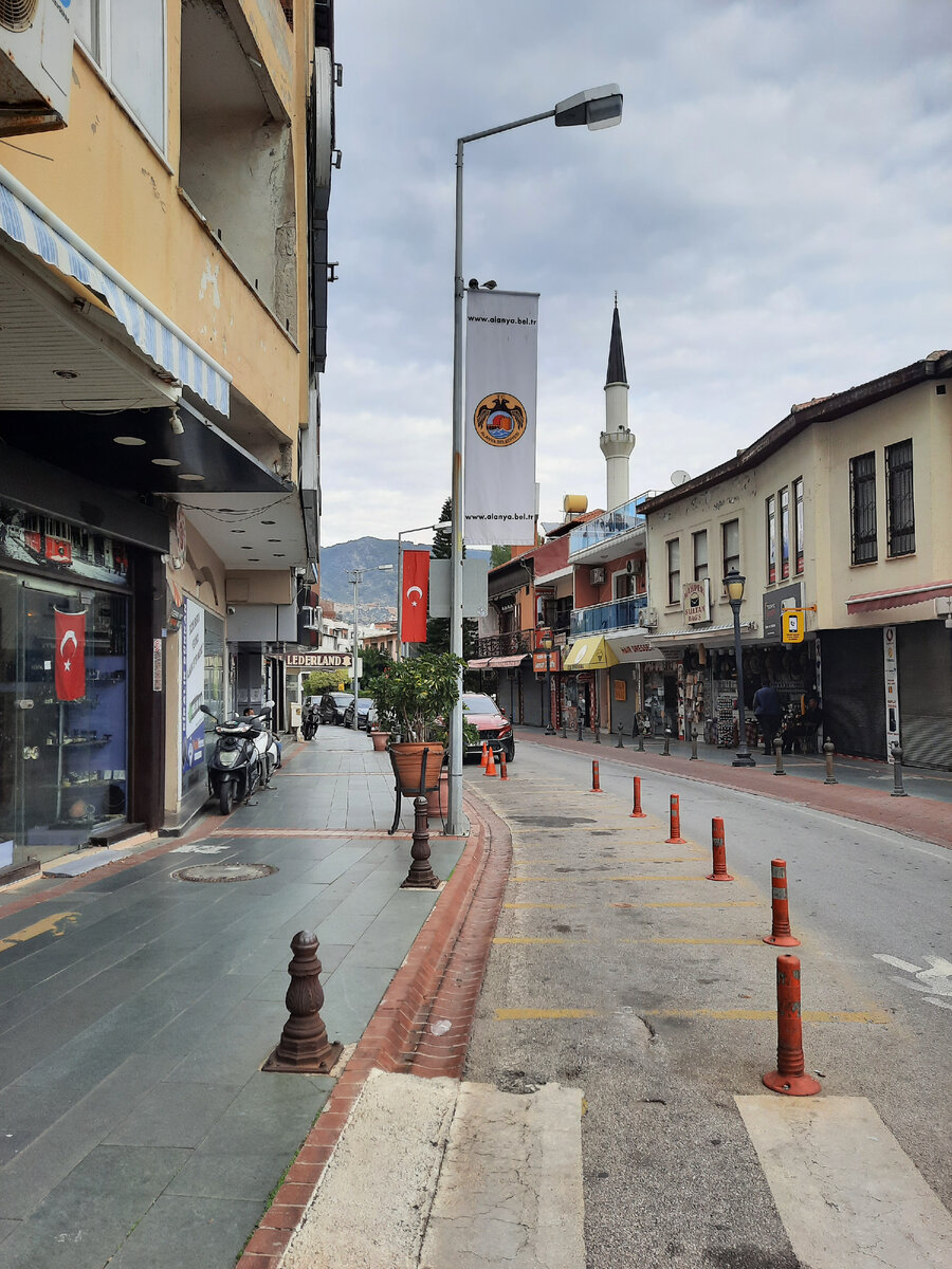 Народа на улицах было мало утром.