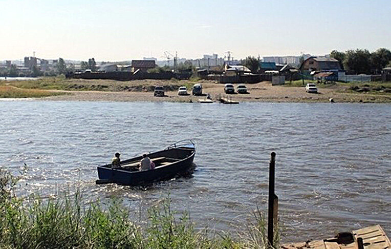 В теплое время через реку Иркут в садоводство ходит лодка-паром на 20 человек