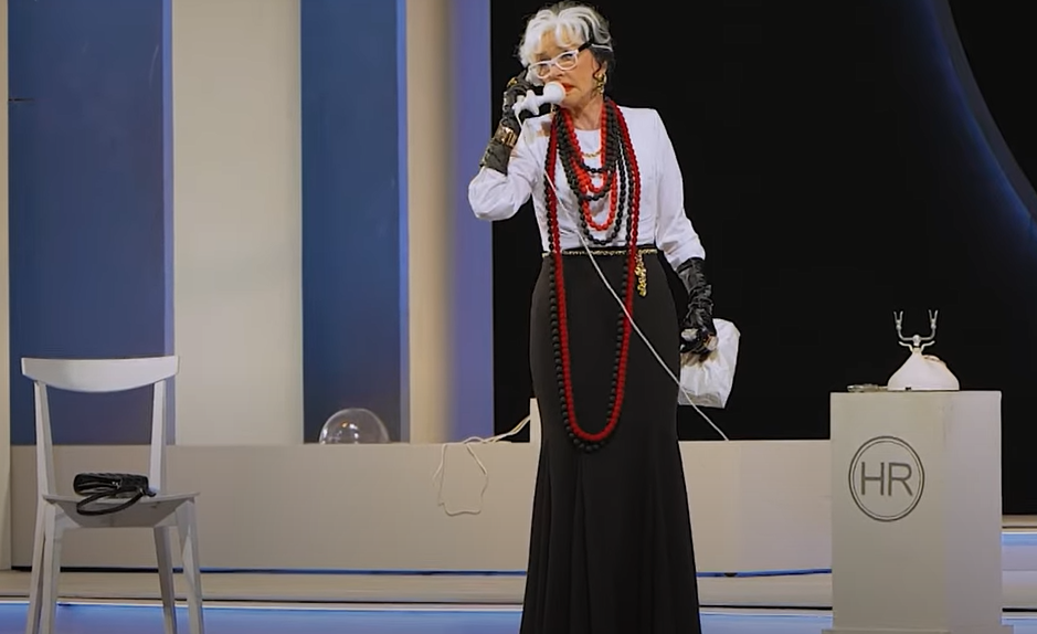 Вера Алентова - в роли Хелены Рубинштейн. В начале спектакля ей сообщают по телефону о смерти от сердечного приступа одного из бывших мужей и интересуются, что она по этому "поводу" думает. "Это убийство! Это я сказала. Так и напишите!", - рекомендует она кому-то из журналистов, считая, что молодая жена его "заездила". Значит - убила! А в целом - ноль эмоций. Почему? Хелена отвечает: "О бывших мужьях плачут только "адиётки". Мужиков в мире - как клопов..." Она отличалась дерзким язычком