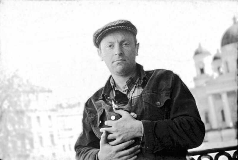 Иосиф Бродский на балконе своей квартиры в доме Мурузи. Фото из архива М. Мильчика