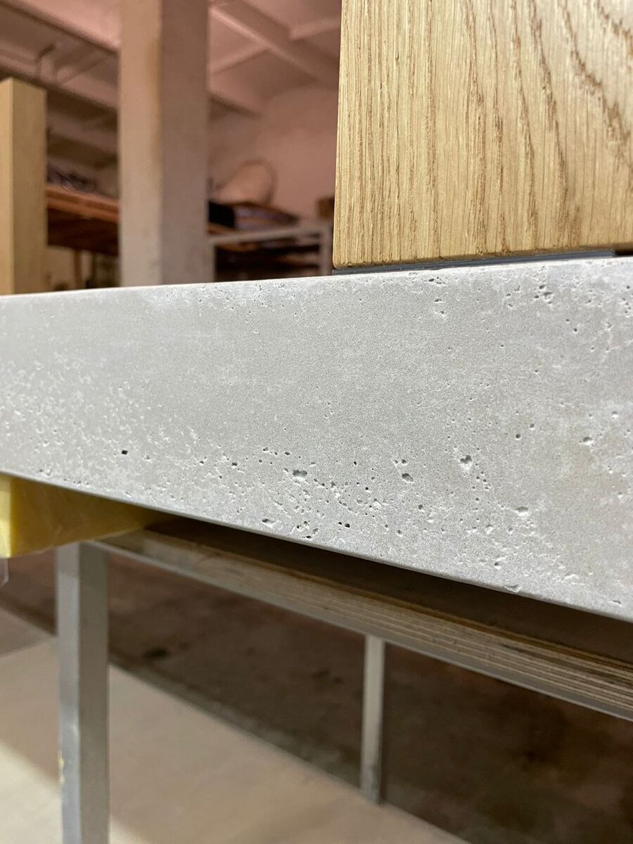 Тот самый стол с бетонной столешницей. Делали ребята с умом: оставили дырочки по поверхности бетона по бокам стола. Для красоты. А сверху они заказаны.