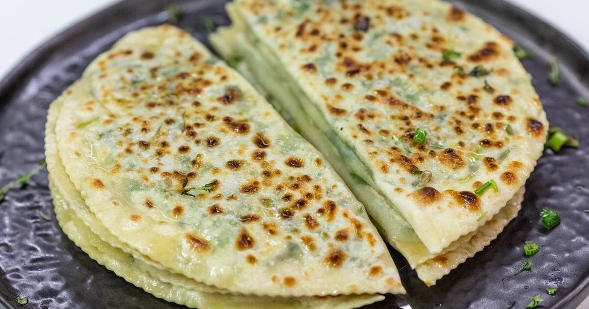 🌿КУТАБЫ 🤍🧄 🔥Они покорят Вас своей простотой и вкусом 🤤
⠀⠀
✅ ИНГРЕДИЕНТЫ:
☀️ На 4 кутаба:

🟡 ТЕСТО:
💛 Пшеничная мука (желательно ц/з тонкого помола) ~ 1 ст.
💛 Горячая вода ~ 1/2ст.
💛 Соль ~ 1/2-1/3чл
💛 Растительное нерафинированное масло 1-2ст.л

🟢 НАЧИНКА:
💚 Укроп пучок
💚 Кинза пучок
💚 Зелёный лук пучок
💚 Соль 1/3чл
💚 Чёрный перец
💚 Растительное масло~ 3ст.л
⠀
👩🏼🍳ПРИГОТОВЛЕНИЕ::
⠀
1️⃣ ТЕСТО:
В муку добавляем соль, перемешиваем.
Делаем углубление в середине, вливаем в него воду и масло. Перемешиваем сначала вилкой, т.к тесто будет горячим.
Потом хорошенько домешиваем руками на столе.
Убираем в пакет отдыхать.

💡 Пропорции примерные, т.к мука и ее впитываемость могут отличаться.
Смотрите по консистенции, не перегрузите мукой.
Тесто должно быть очень мягким и эластичным, но не липнуть к рукам
⠀⠀
2️⃣ НАЧИНКА:
Нарезаем всю зелень мелко.
Солим, перчим.
Добавляем растительное масло (без
ярко выраженного привкуса).
Перемешиваем.
Зелень должна просто «увлажниться», не заливаем ее!
⠀
3️⃣ СОБИРАЕМ:
Делим тесто на 4 равные части (если у вас сковорода маленькая, то делите на
больше частей).
Забираем один кусочек, остальное убираем обратно в пакет
Раскатываем тончайший блин (почти до прозрачности, 1-2 мм), немного присыпая мукой стол и сверху блина по мере необходимости, чтобы он не прилипал.

Чем тоньше раскатаете, тем нежнее будет кутаб.

На одну половину блина (оставляя 1см по краям) выкладываем начинку. Накрываем второй половиной.
И аккуратно соединяем края двух половин, выпуская воздух и прижимая их пальцами.
⠀
4️⃣ Обжариваем на сухой разогретой сковороде сначала с одной стороны до румяных пятнышек.

Потом переворачиваем и тонко смазываем маслом поджаренную сторону.
Вторая сторона обжаривается намного быстрее.
Кутаб может надуваться в процессе - это нормально.

Как только подрумянился снизу, снимаем со сковороды и переворачиваем на тарелку.

Смазываем вторую сторону💛
⠀
⠀⠀
🌿♥ПРИЯТНОГО АППЕТИТА!♥🌿