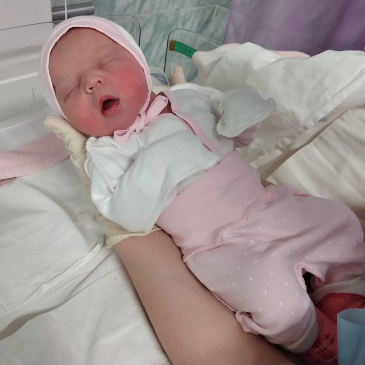 Ария на руках у своей акушерки, через час после родов