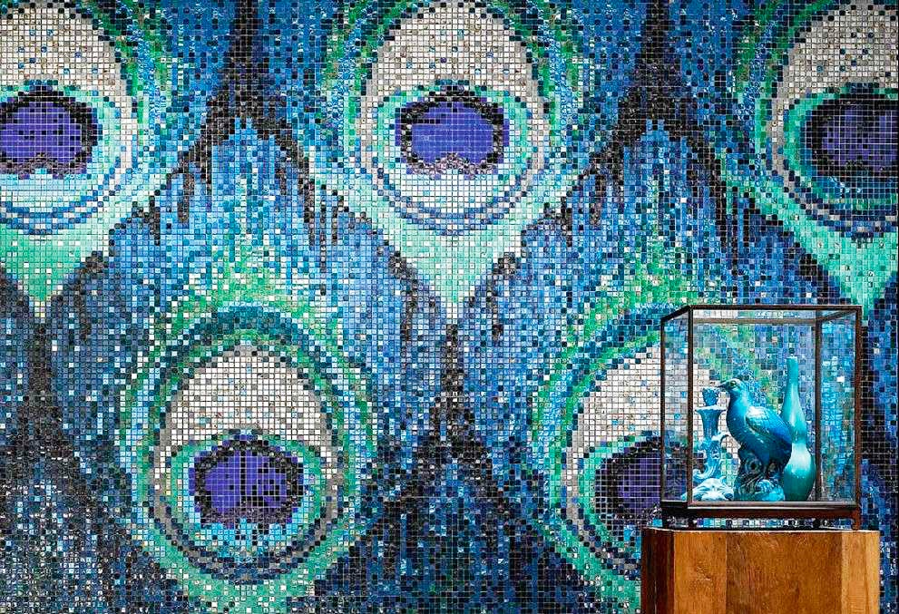 Матричная мозаика на стене