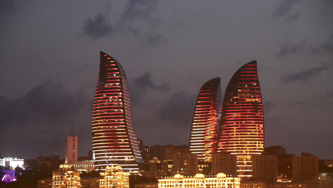 картинка из Интернет - ресурса, на ней три небоскреба в форме огня - один из символов города Баку Азербайджан 