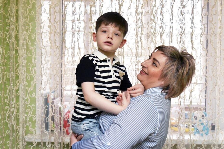 Герман Голубев вместе с мамой. Фото Михаила Кирьянова 