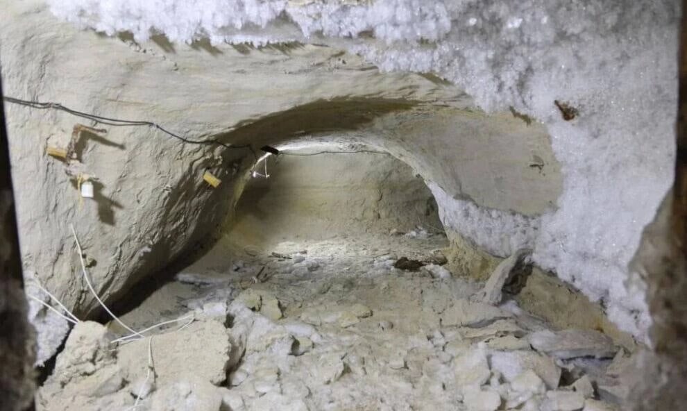 Под Обдорским острогом планируют отремонтировать культурную локацию окружной столицы – мерзлотник. Об этом сообщили в администрации Салехарда. «В этом году проведены работы по укреплению и благоустройству южного входа, смонтирована охлаждающая установка, система вентиляции и обустроен переход для сохранения отрицательной температуры», – рассказал глава города Алексей Титовский.Вскоре специалисты займутся расчисткой тоннелей – они занимают под землей более 500 квадратных метров. Затем приступят к укреплению стен. К разработке масштабного проекта по реконструкции мерзлотника планируют приступить в 2023 году, работы должны завершить в 2024 году.