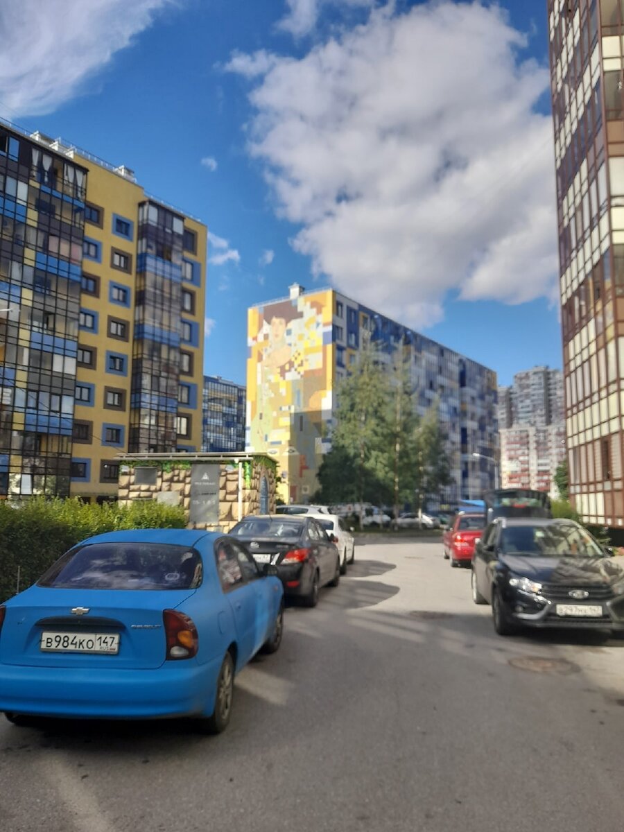 Вот только всё запарковано машинами и выехать оттуда невозможно...