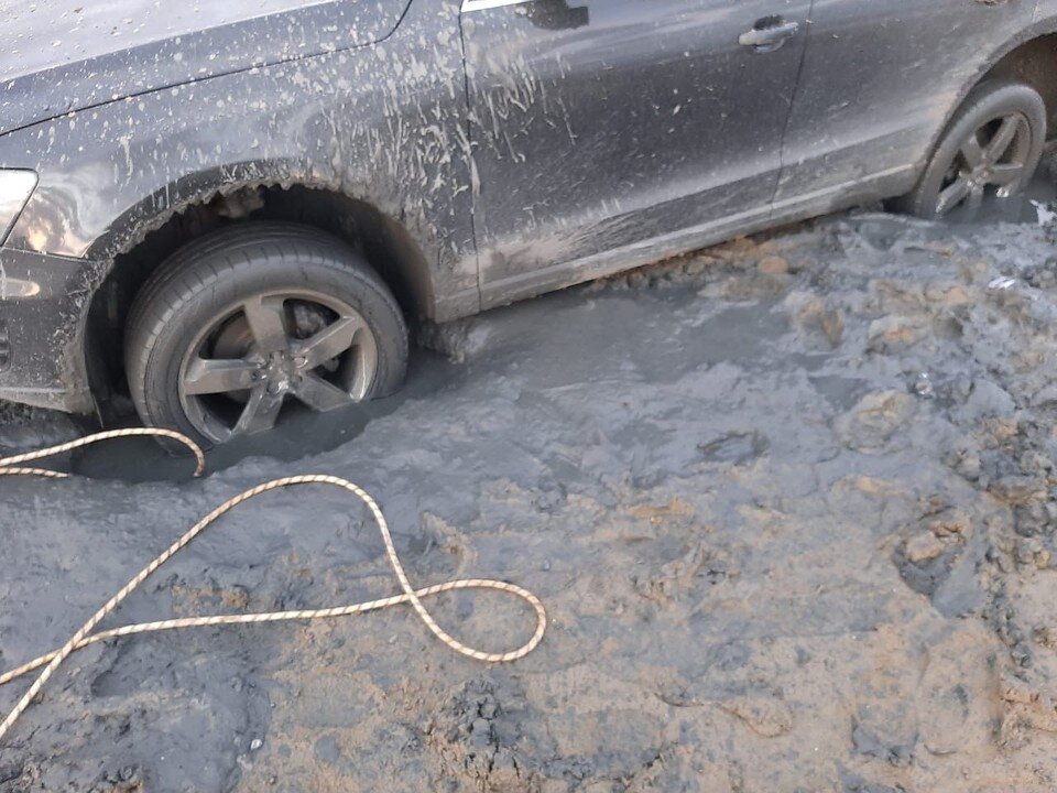     Застряв, водитель попытался выехать, и увяз в песке и иле еще больше. Фото: областная служба спасения на водах